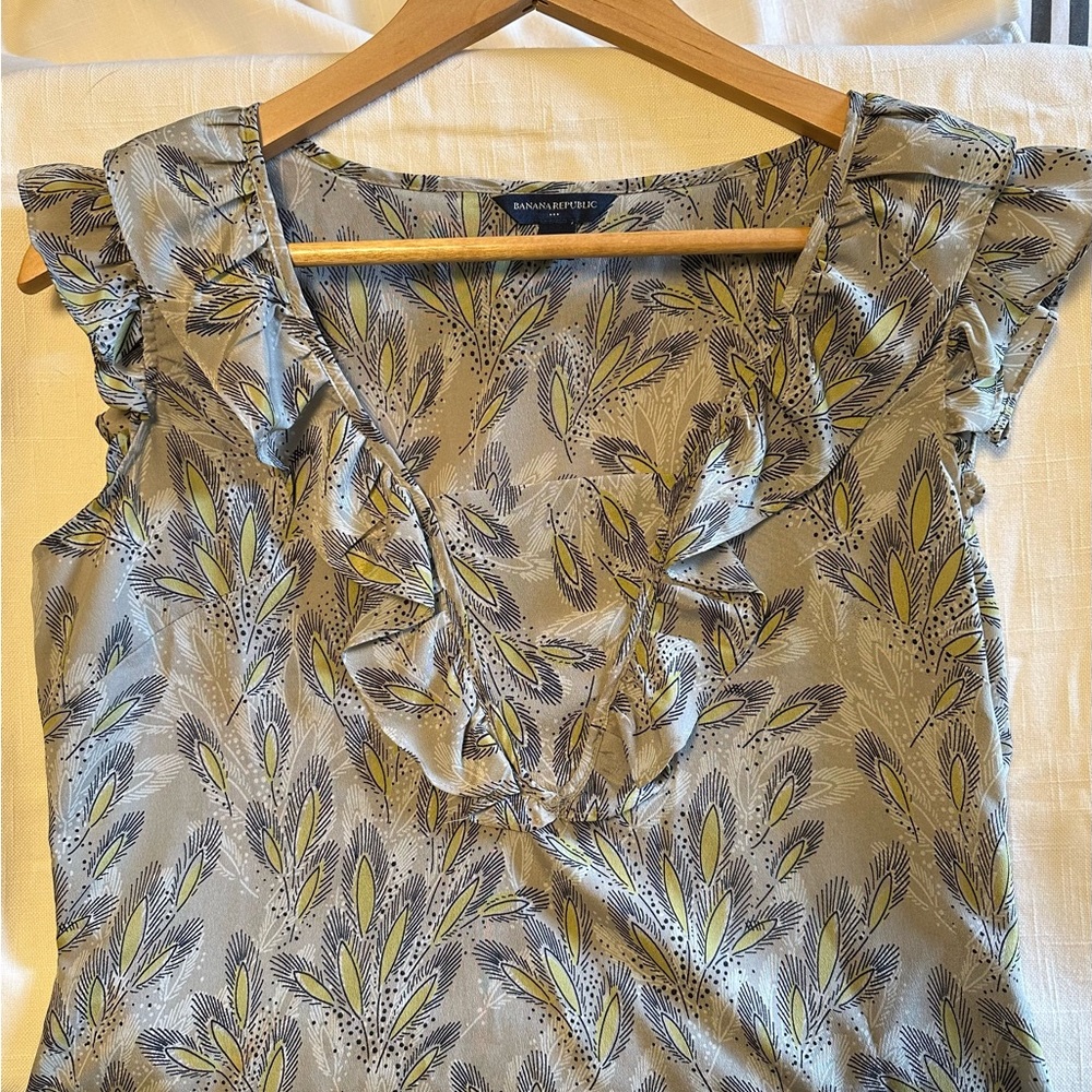 Banana Republic ruffled cap sleeve blouse. Yellow & gray feather pattern